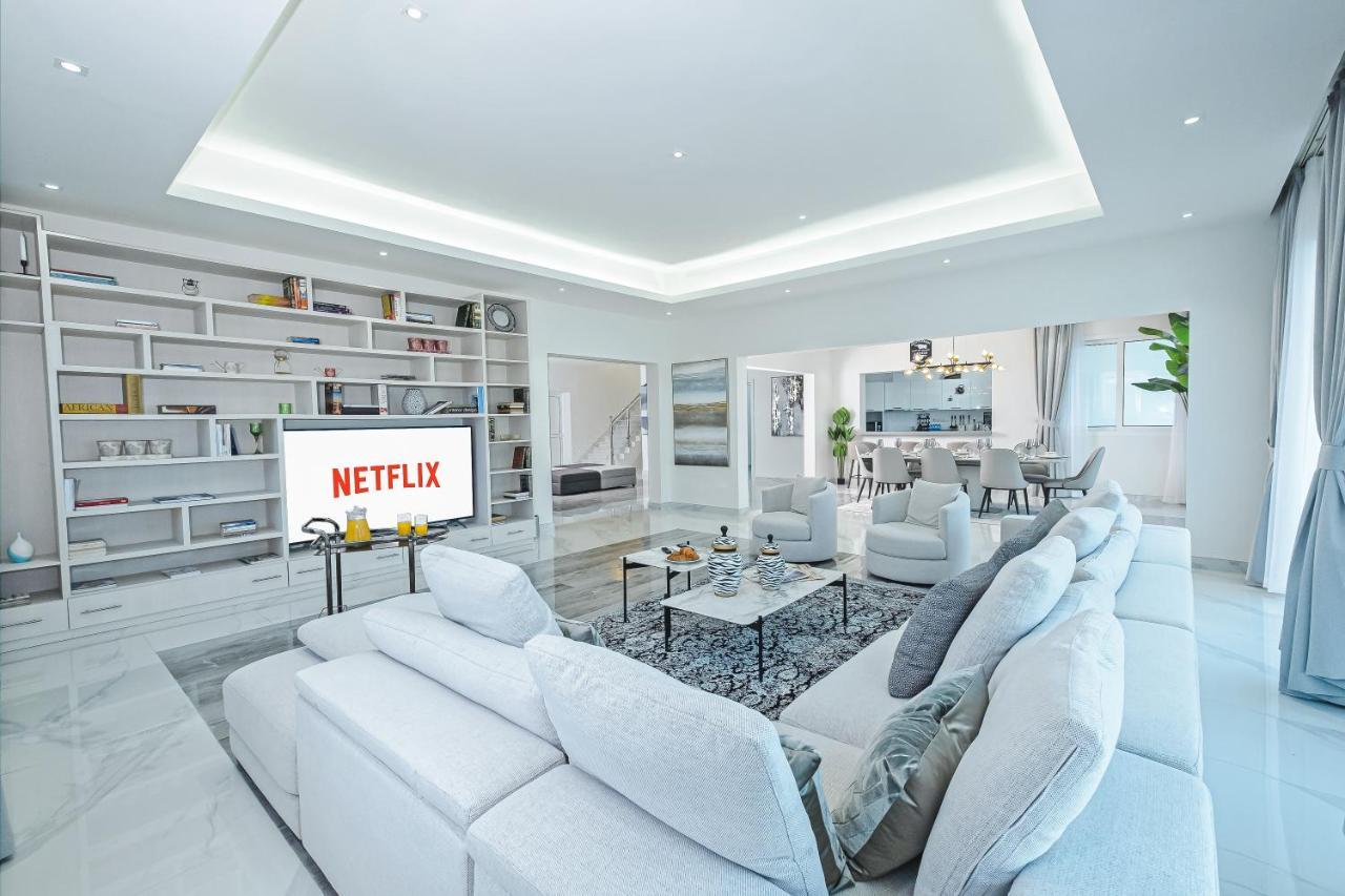 Villa Luxury Modern White On Island 9,500 Sqft Dubai