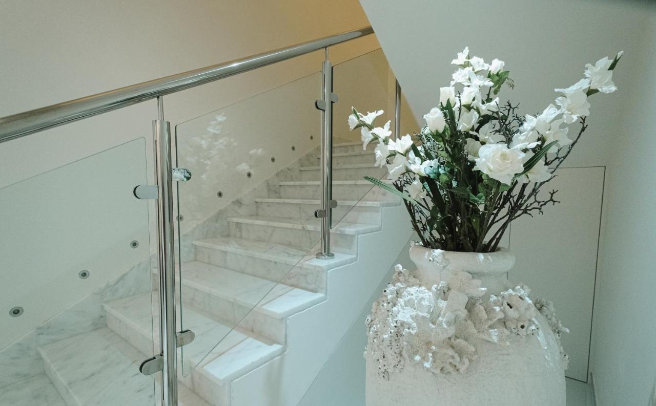 Villa Luxury Modern White On Island 9,500 Sqft