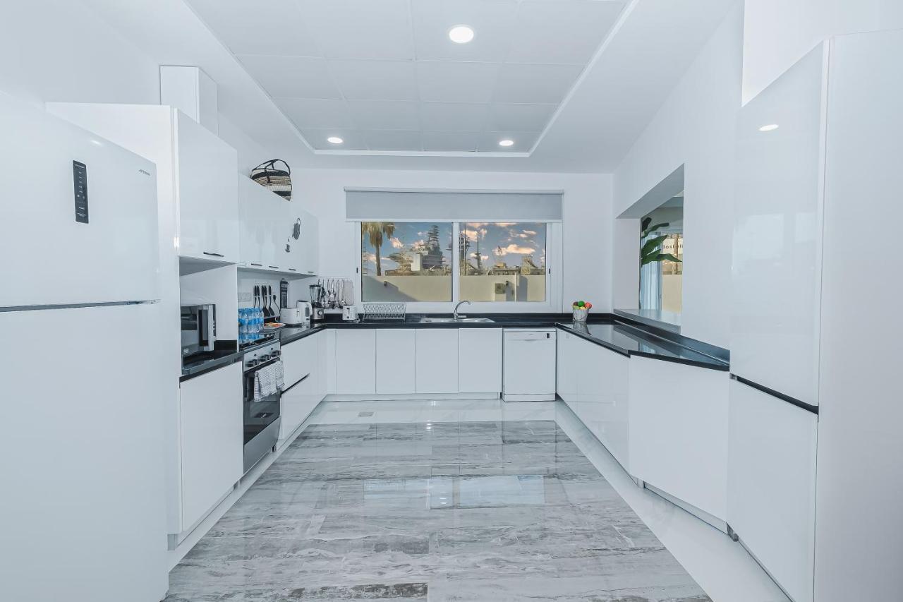 Luxury Modern White On Island 9,500 Sqft