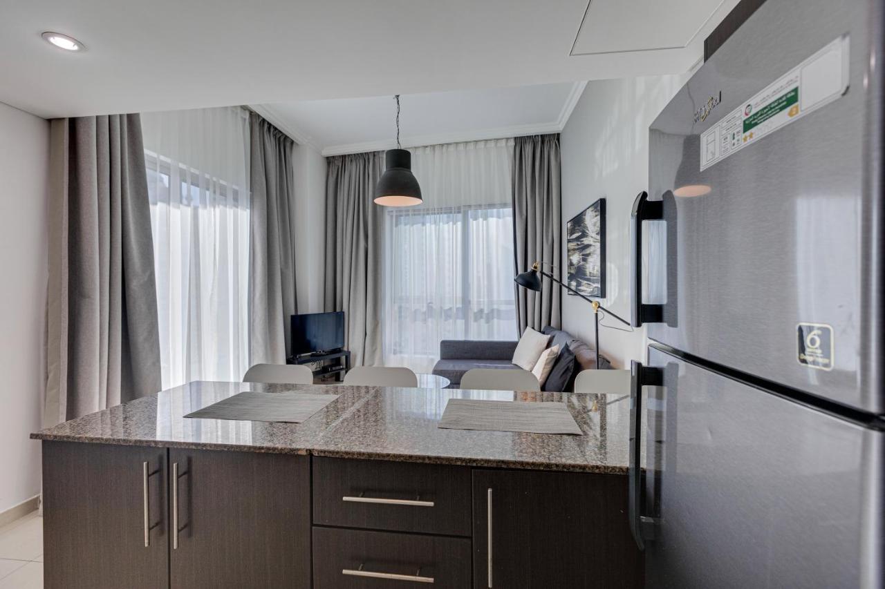 Marina View 1 Bd In Bay Central Building *