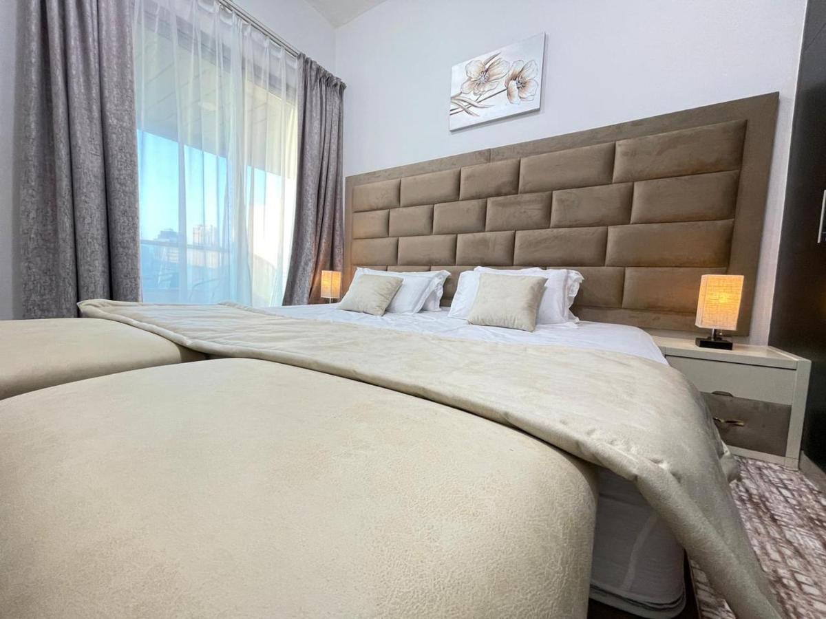 Private Gorgeous With Marina View With Shared Kitchen In Shared Dubai