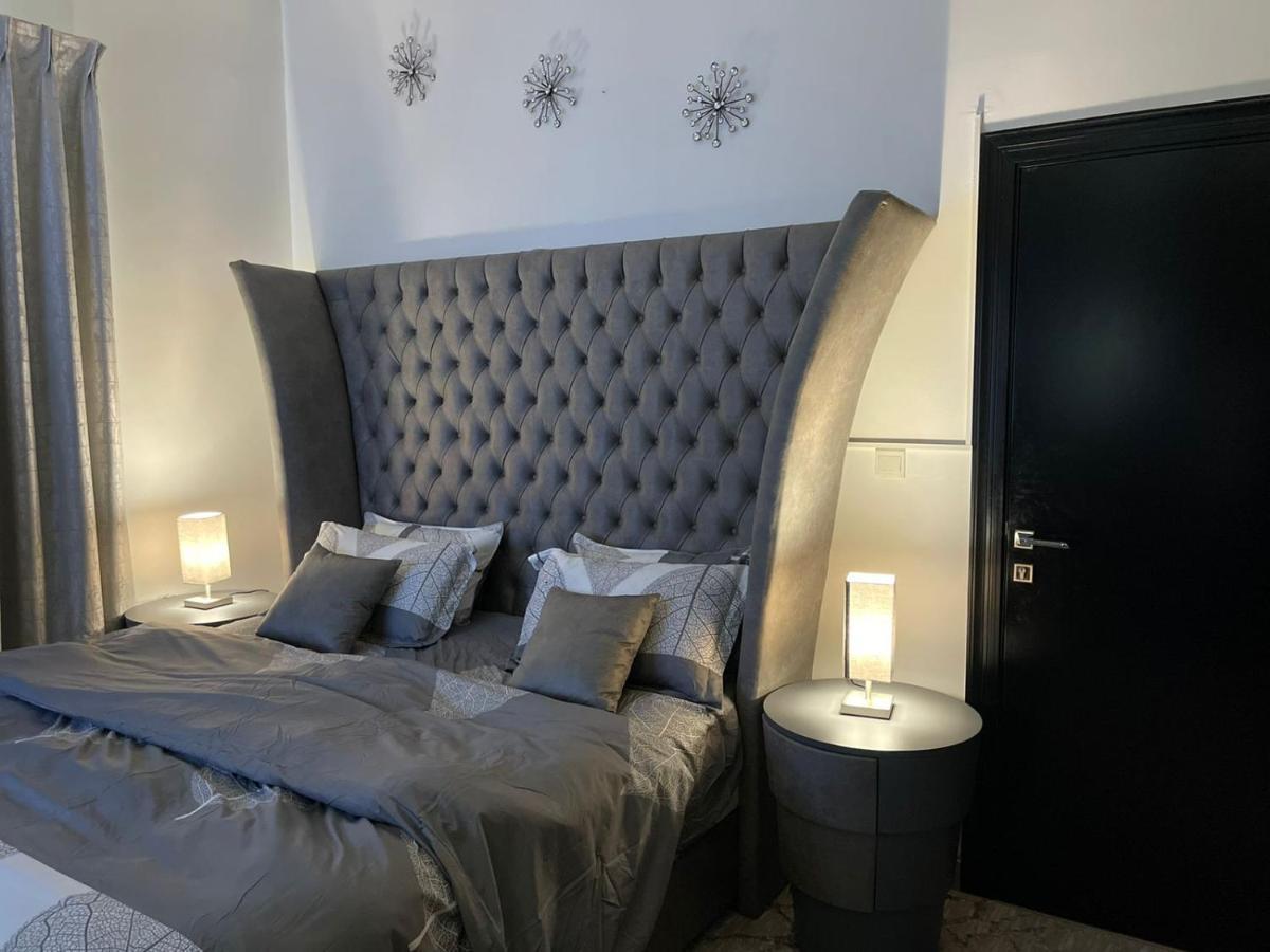 Luxury With Marina View Close To Jbr And Metro With Shared Kitchen Dubai