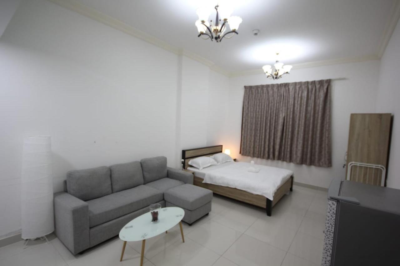 Cozy And Small Partitions For Men Guests In Daire
