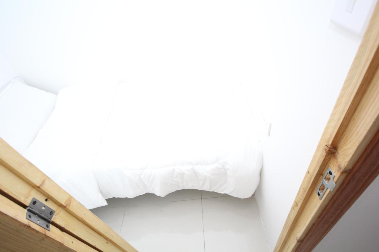 Cozy And Small Partitions For Men Guests In Apartment Dubai