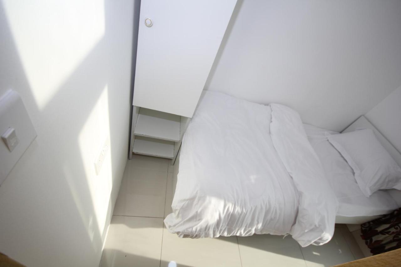 Cozy And Small Partitions For Men Guests In Daire