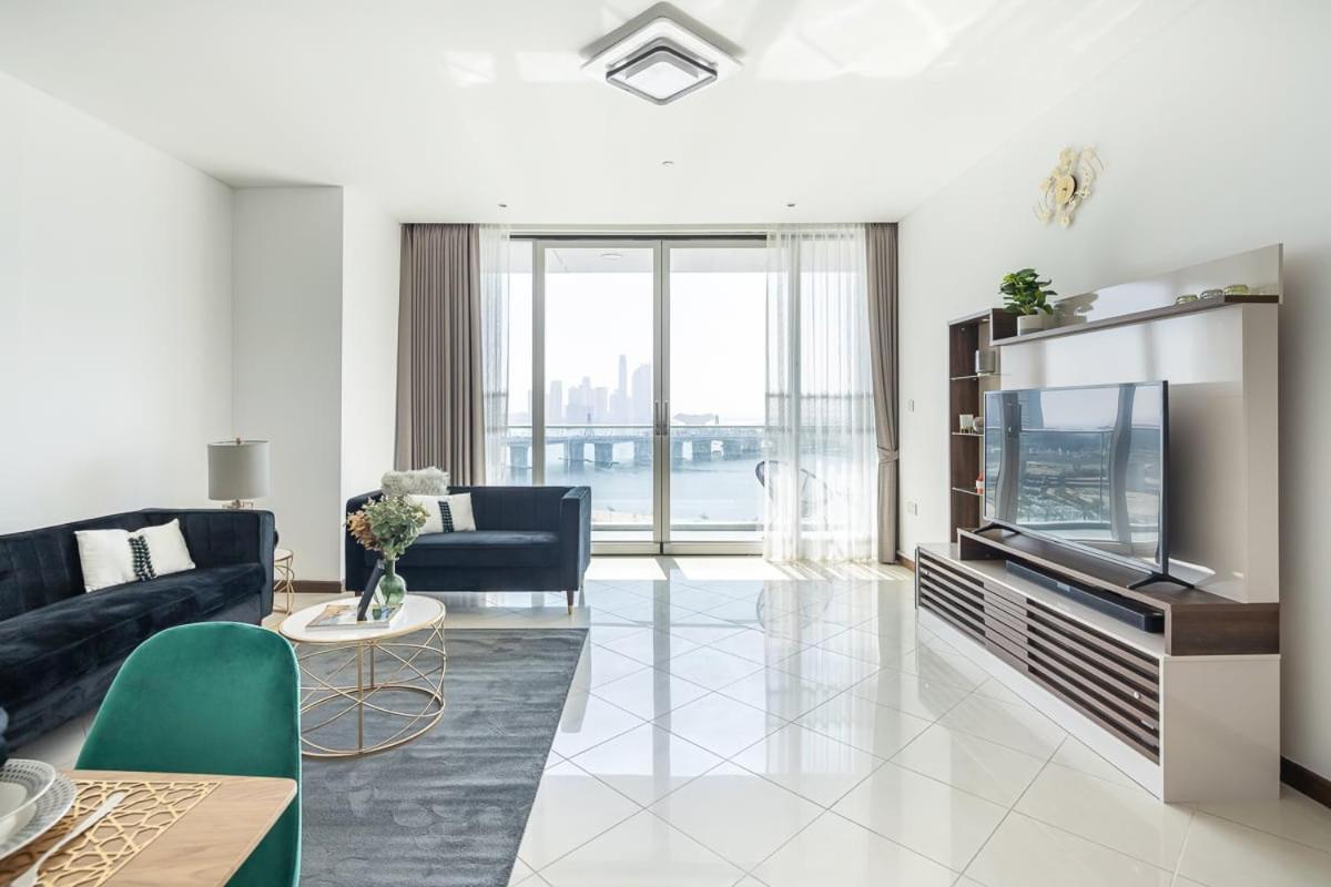 Frank Porter - Marsa Plaza Apartment Dubai