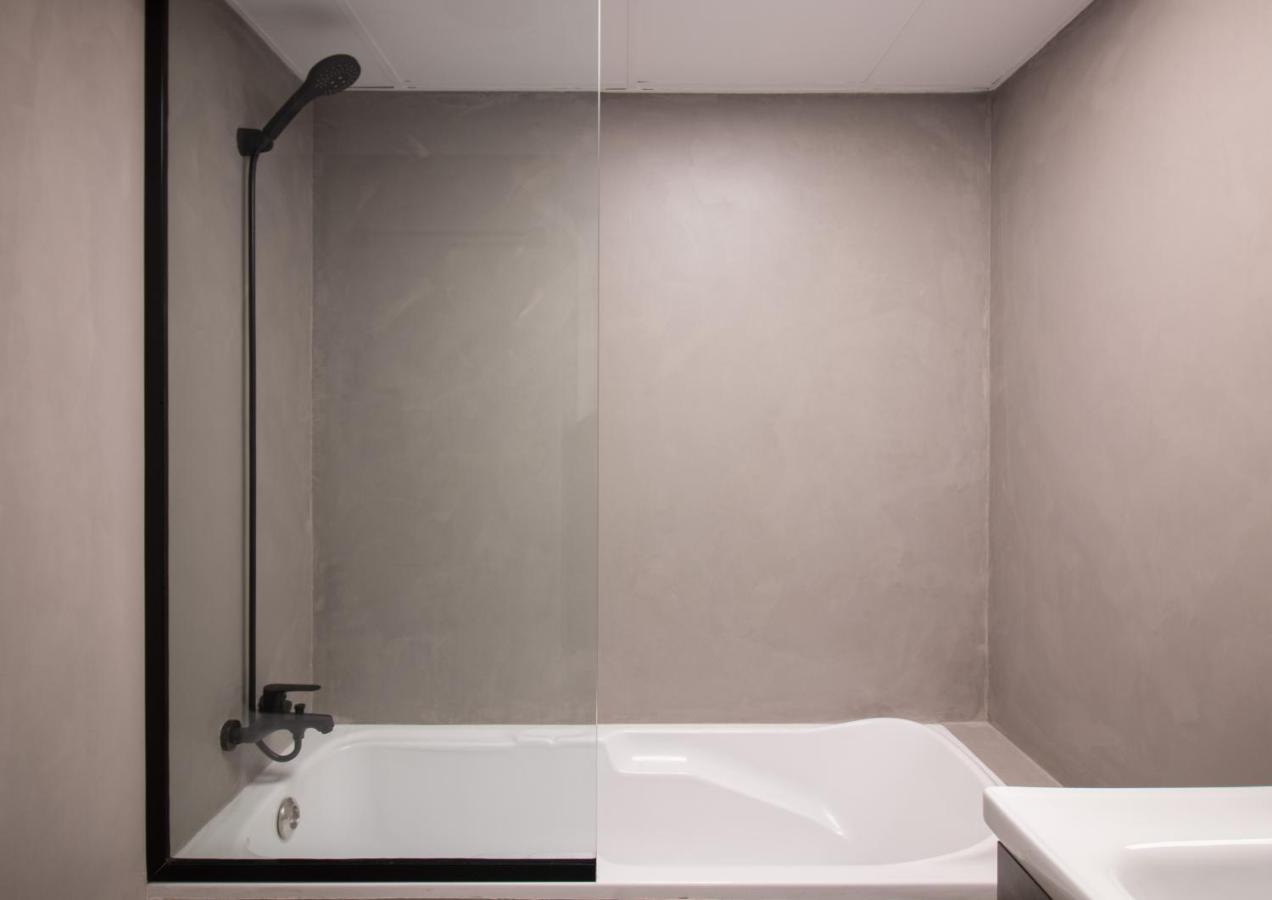 Walking Distance To Metro! Full Canal View Dubai