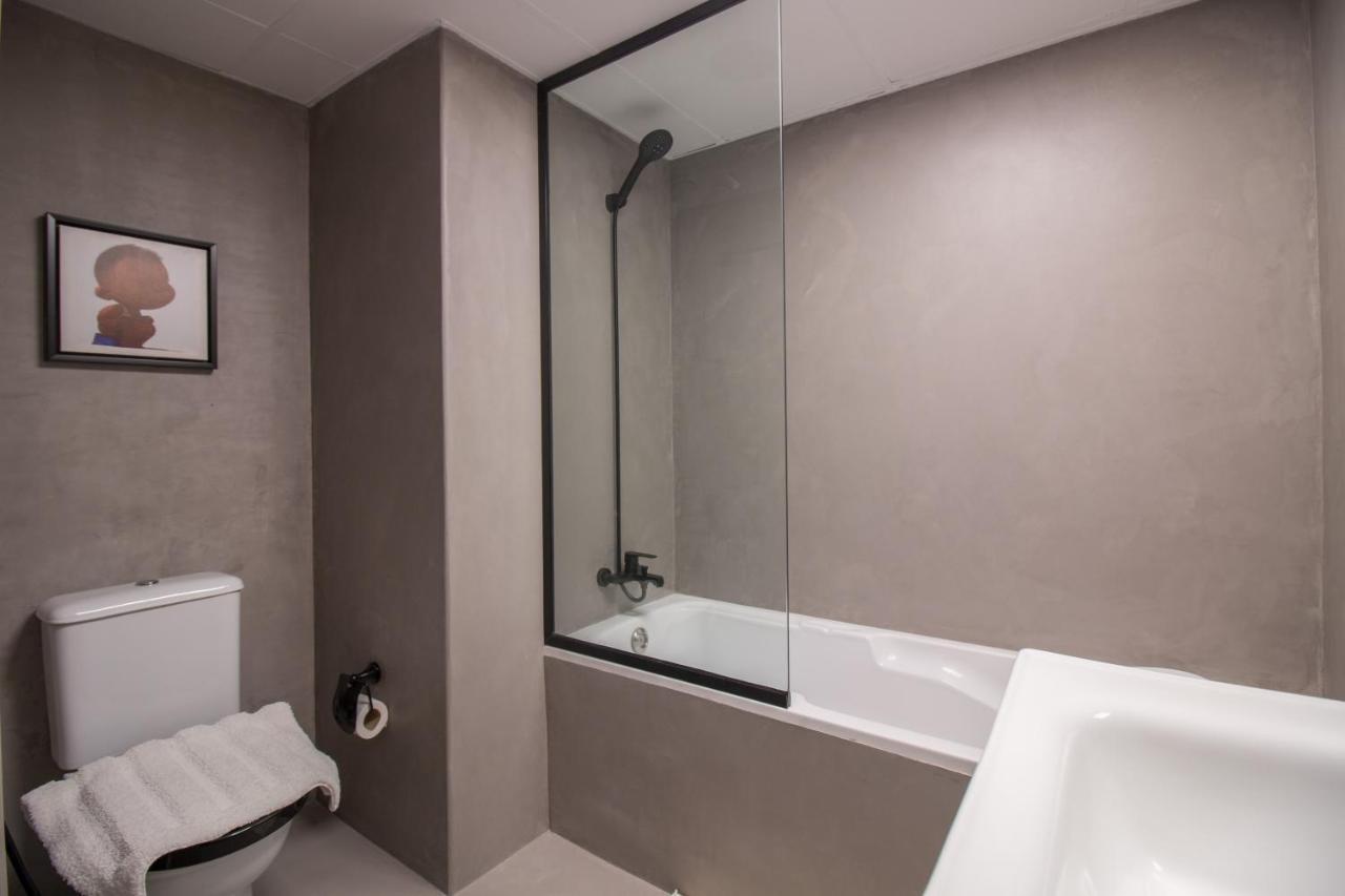 Apartment Walking Distance To Metro! Full Canal View Dubai