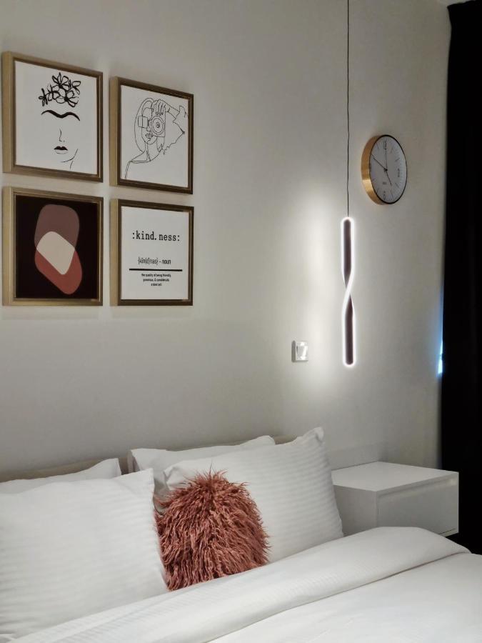 Walking Distance To Metro! Full Canal View Apartment Dubai