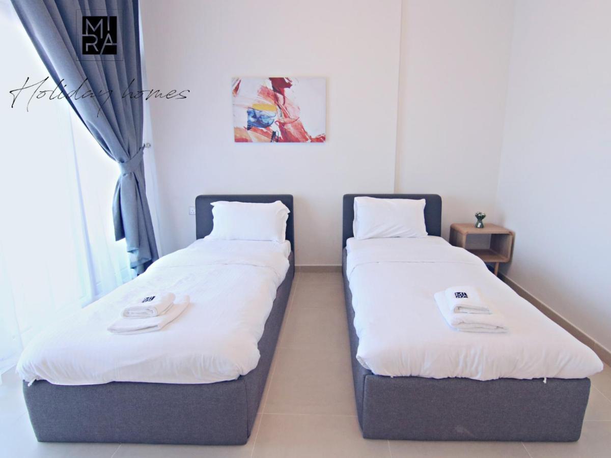 Mira Holiday Homes - Lovely 2-Bedroom Serviced Apartment With Free Beach Access - Azizi Mina *
