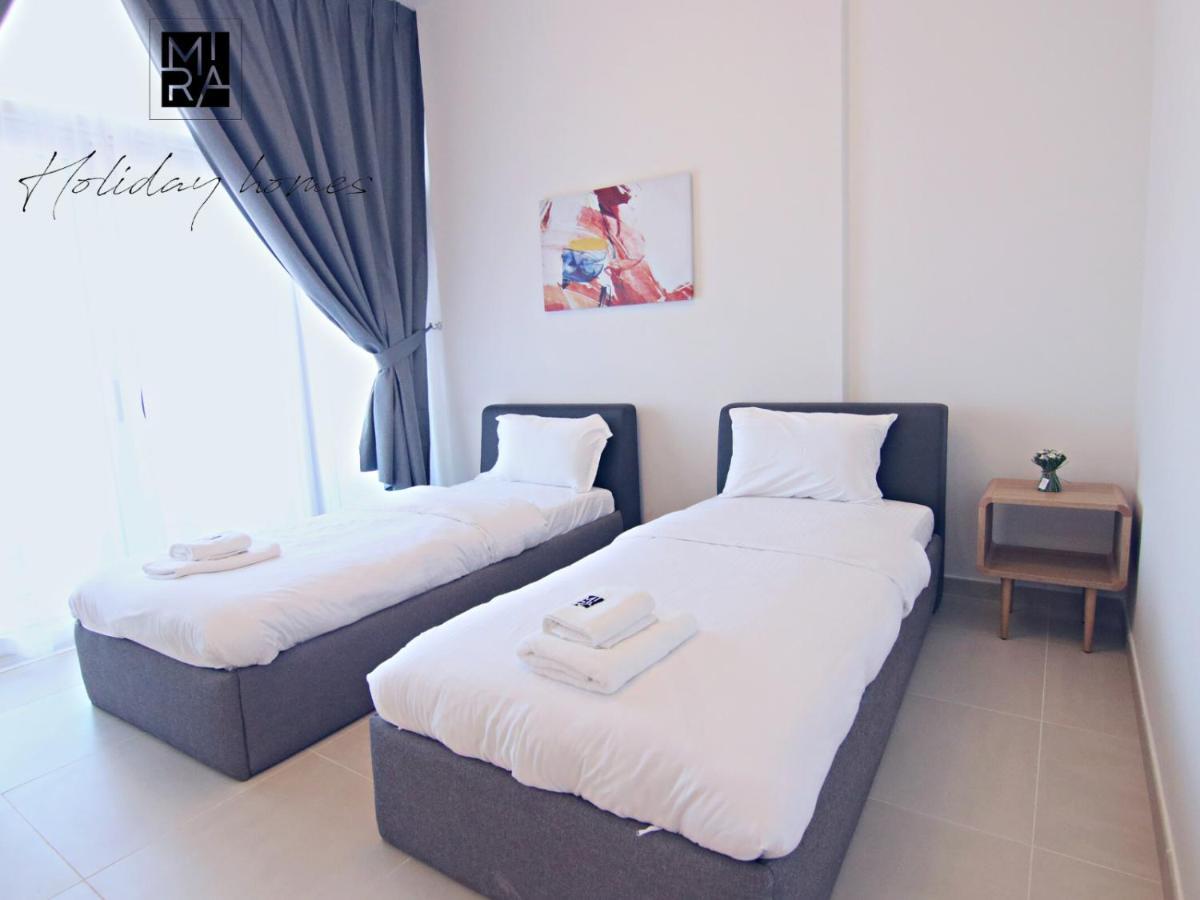 Mira Holiday Homes - Lovely 2-Bedroom Serviced Apartment With Free Beach Access - Azizi Mina Apartment Dubai