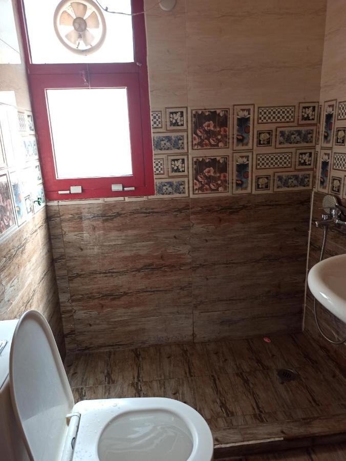 Moon Backpackers , Al Rigga , Partition For Couples And For Singles Dubai