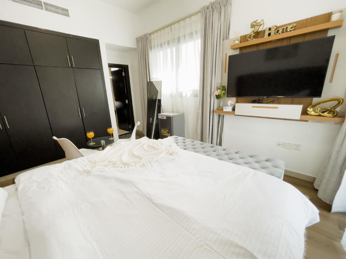Luxury With Marina View Close To Jbr And Metro With Shared Kitchen *