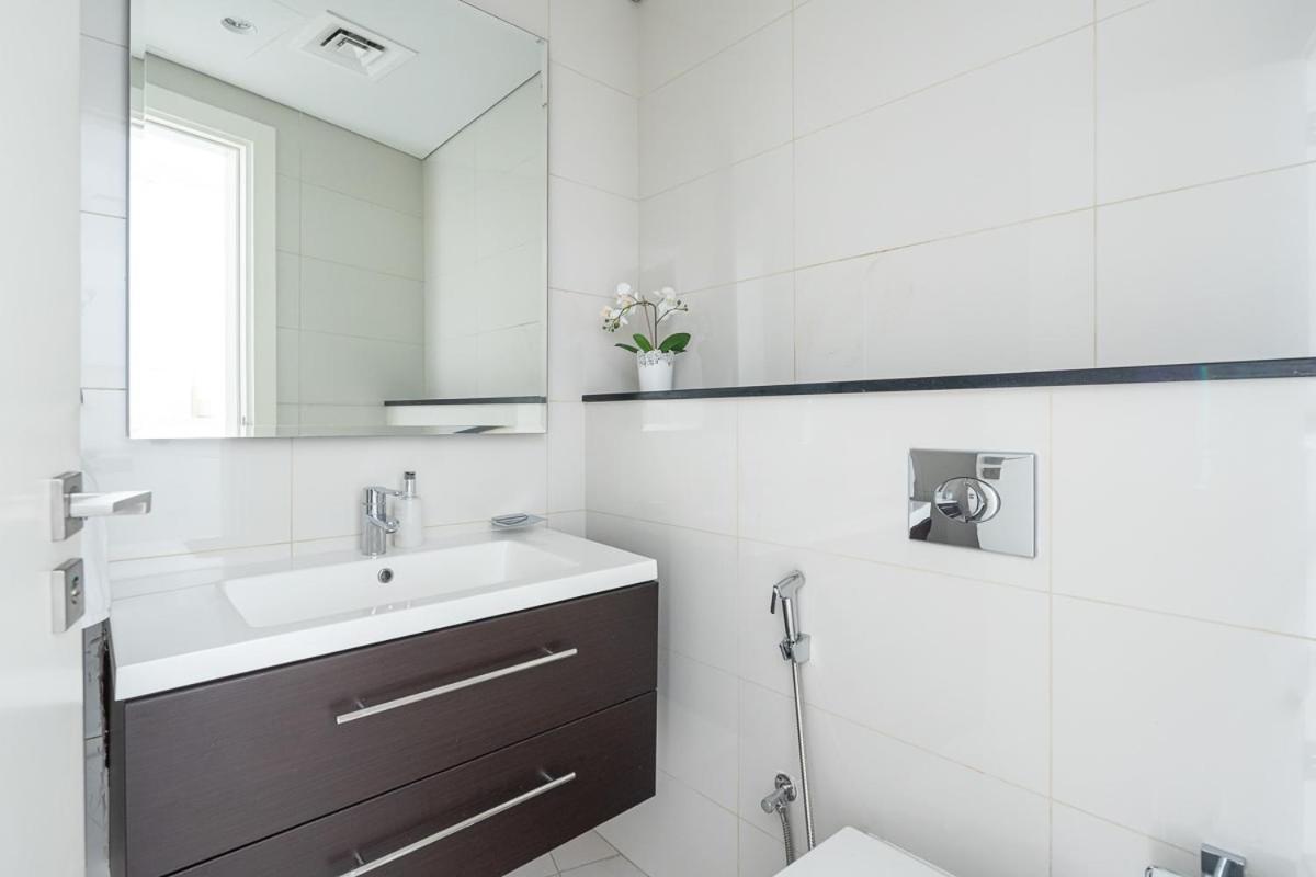 Frank Porter - Damac Majestine Apartment Dubai