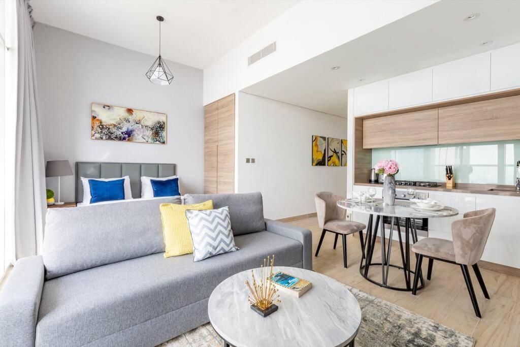 Frank Porter - Studio One Apartment Dubai