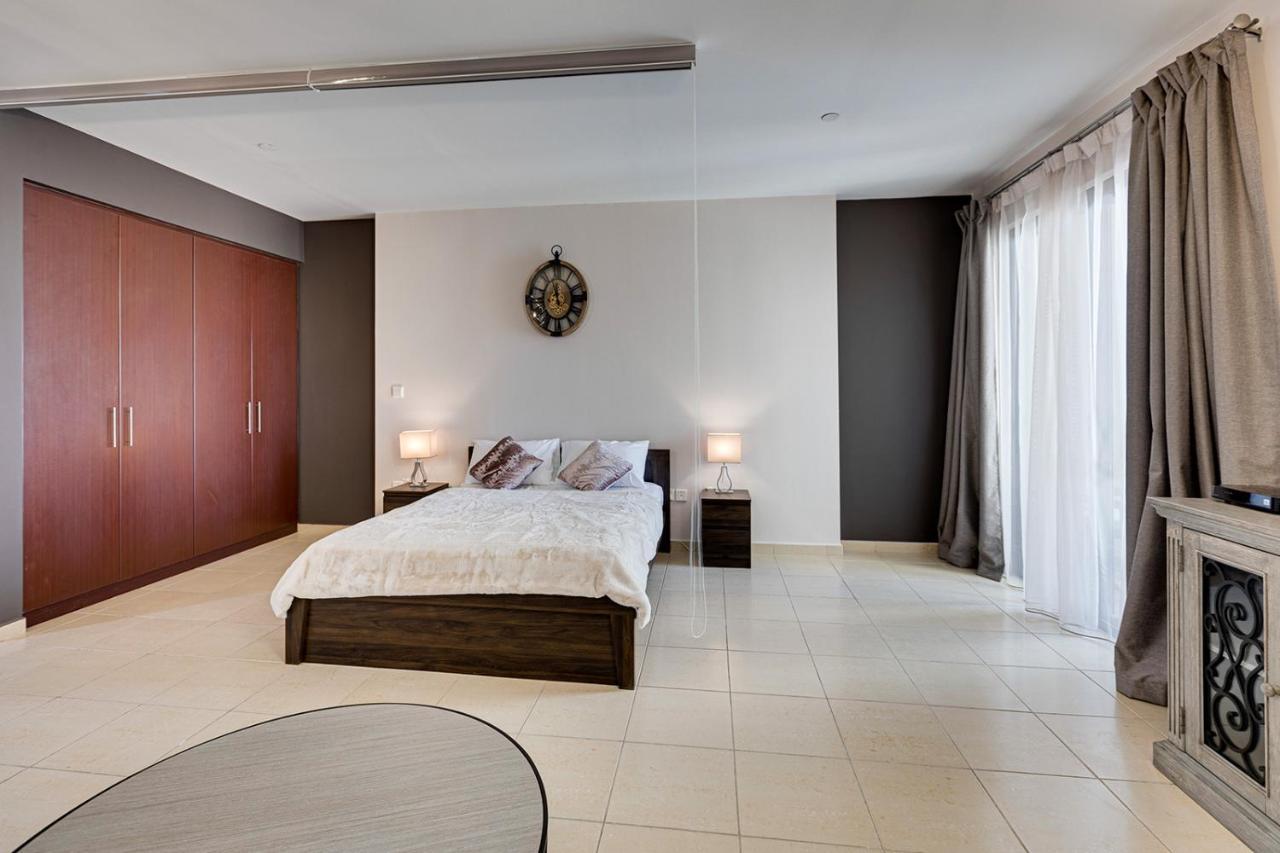 Entire Serviced Studio Jbr Sea View Balcony Apartment Dubai
