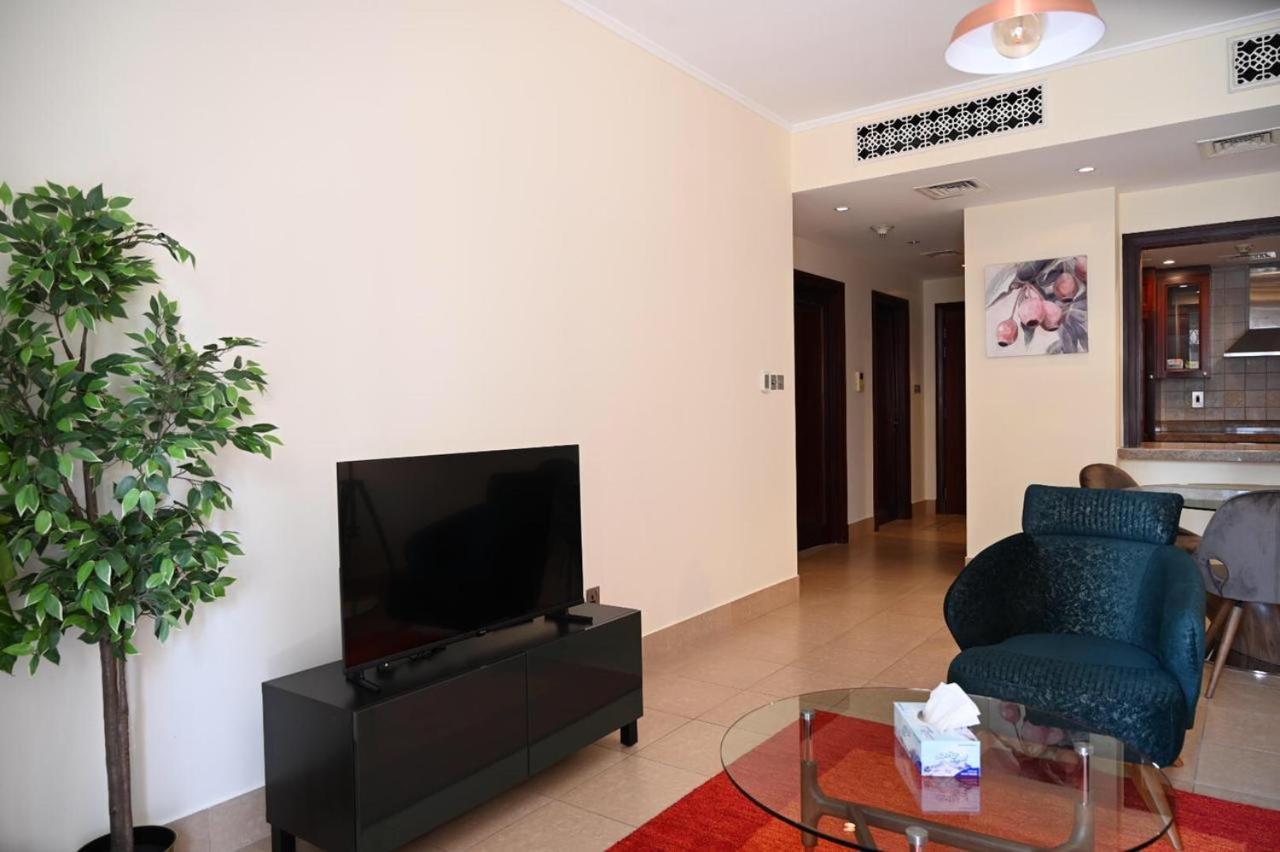 Burj Khalifa View, Birds Chirping, Cozy And Stylish Apartment Dubai