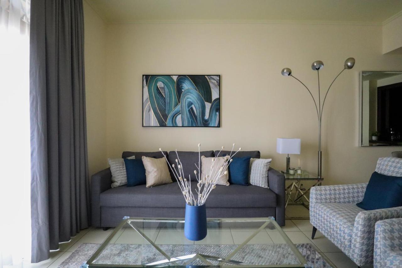 Higuests - Charming With Private Balcony Near Mall *