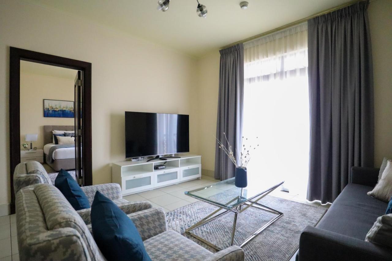 Higuests - Charming With Private Balcony Near Mall *