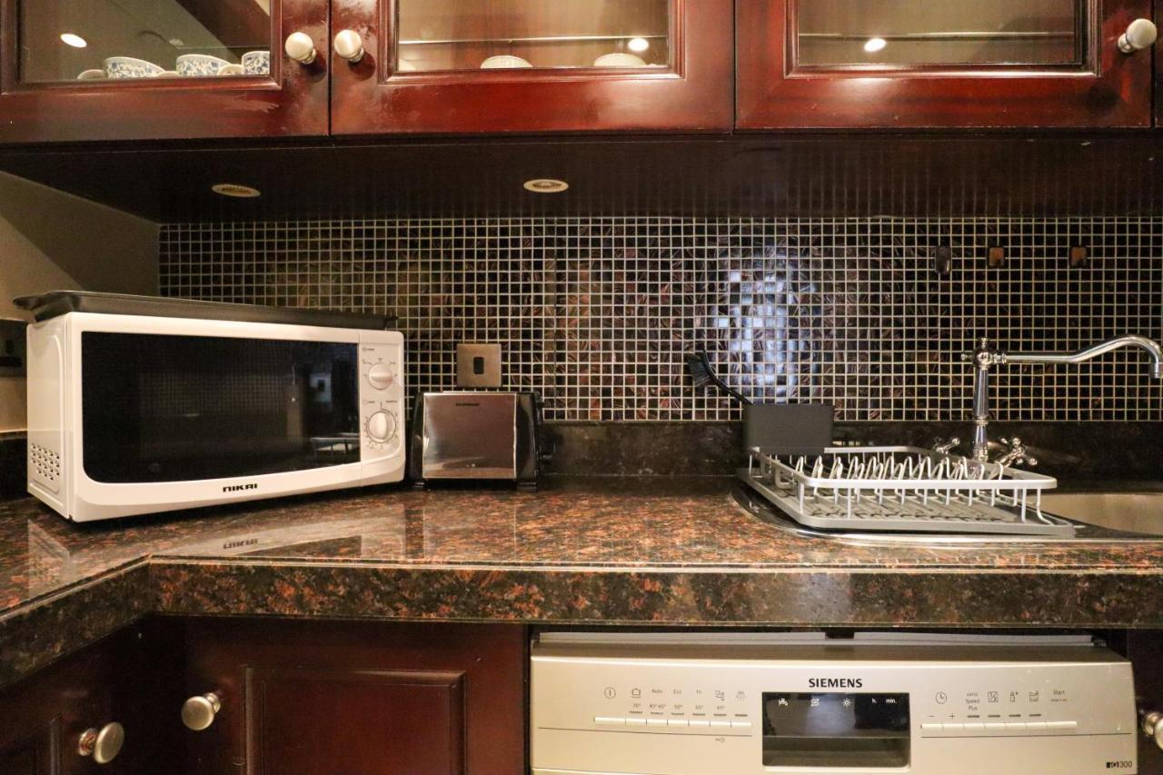 Higuests - Charming With Private Balcony Near Mall Apartment