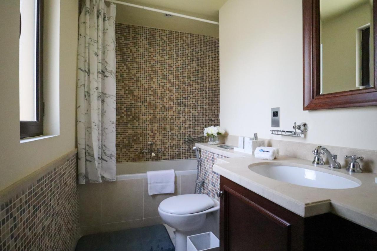 Higuests - Charming With Private Balcony Near Mall *