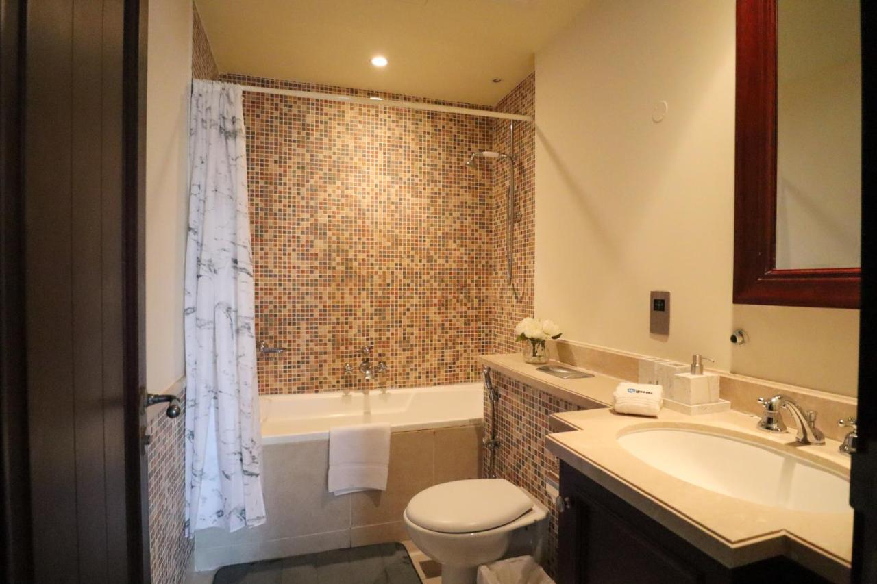 Higuests - Charming With Private Balcony Near Mall *