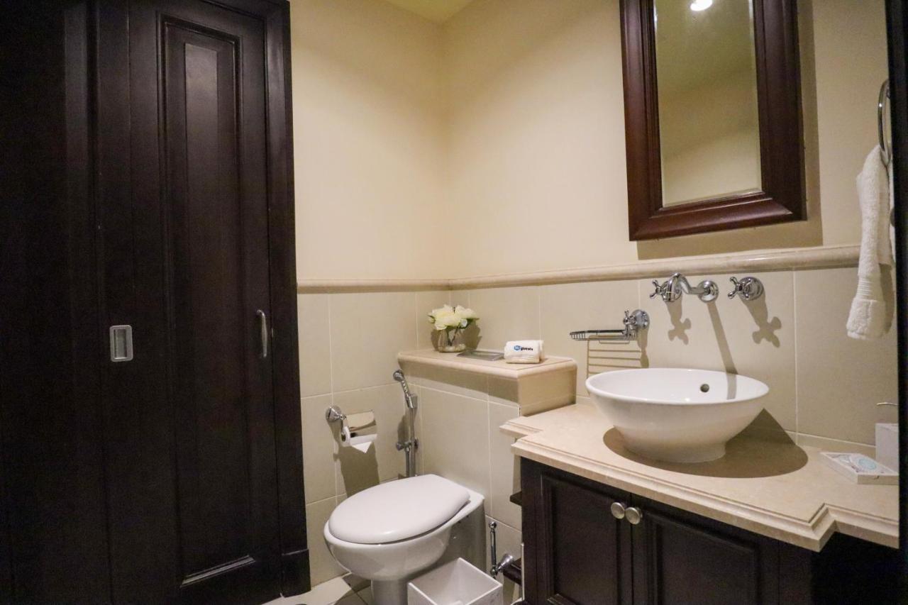 Apartment Higuests - Charming With Private Balcony Near Mall *