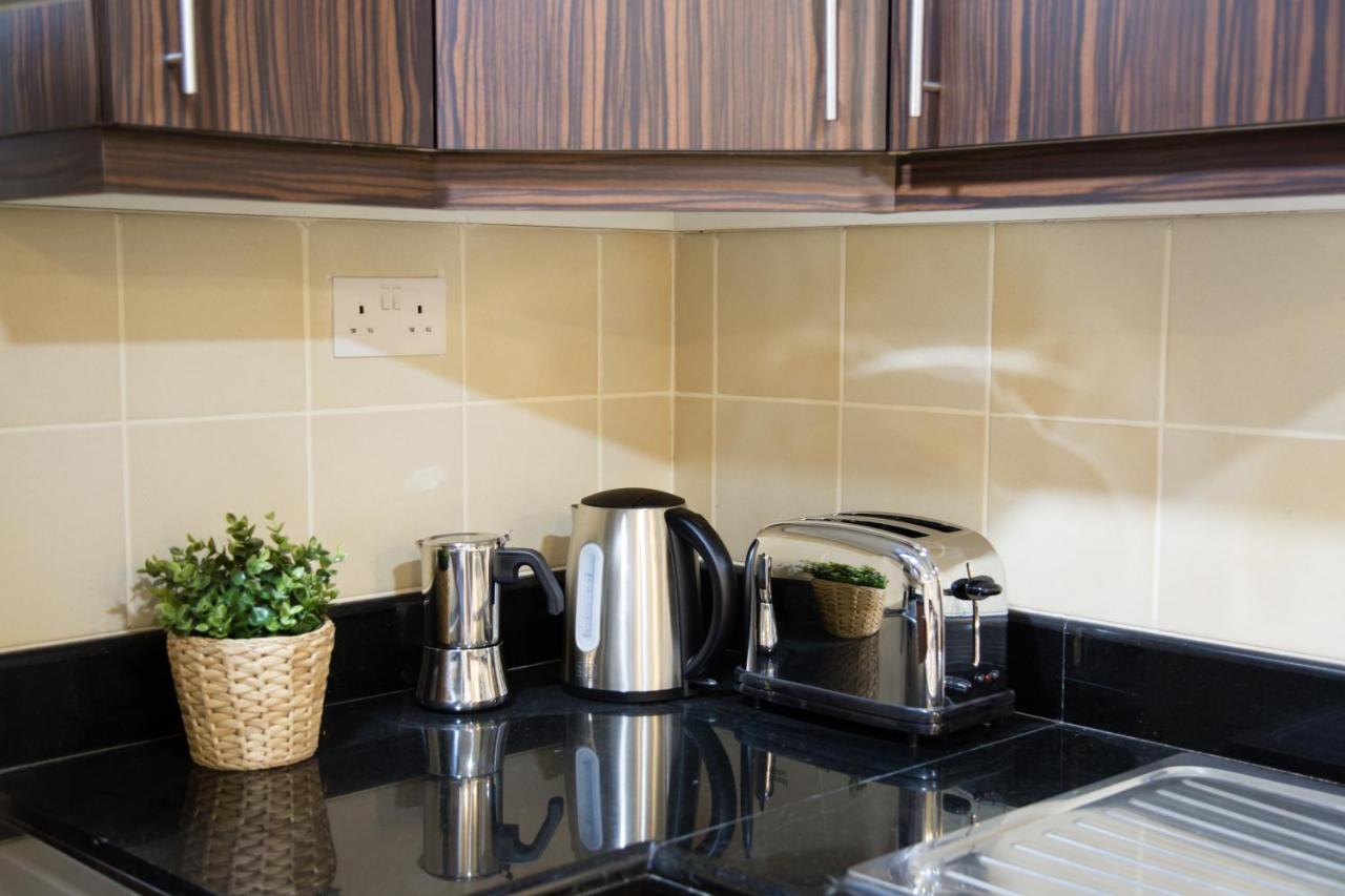 Higuests - Charming In Jbr With Balcony By The Apartment *