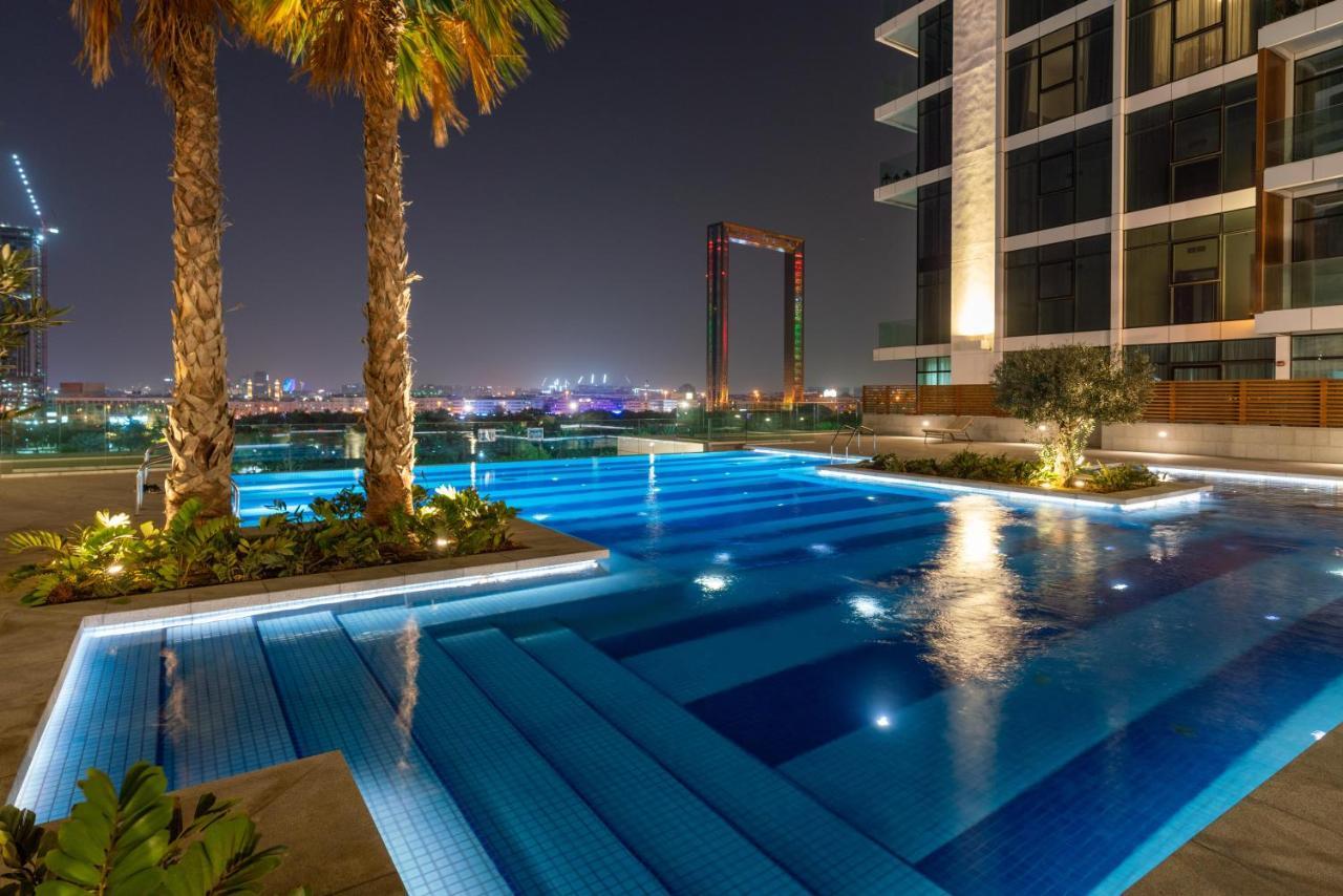Apartment Ultimate - 3 Beds - Scenic Panoramic Views - Right At Metro Station - 5-10min To Sea, Burj Khalifa, Old Town, Downtown - 15min From Airport