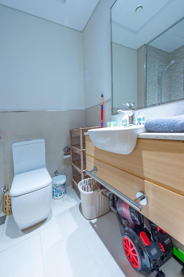 Apartamento Luxury Escapes - Cozy In Front Of Metro Stn - Access To Gym & Pool - Aura Azizi *