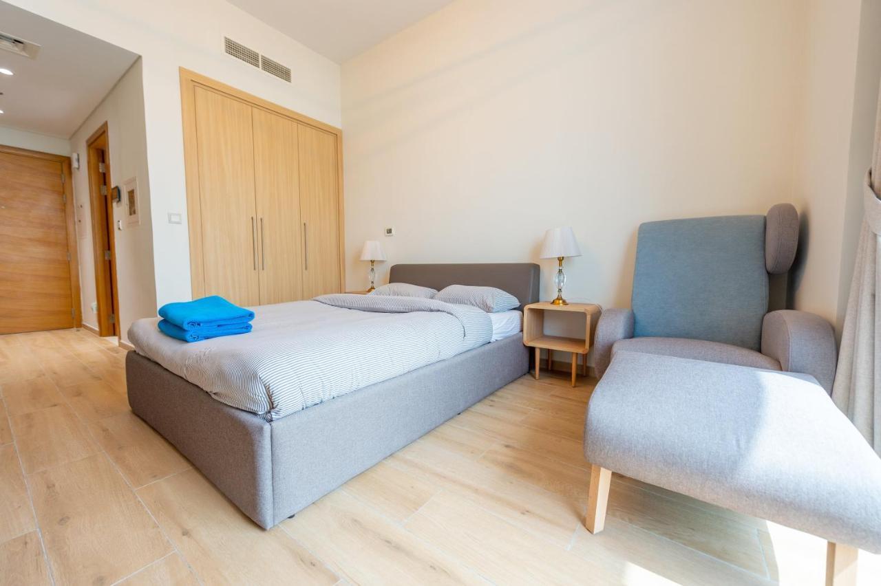 Luxury Escapes - Cozy In Front Of Metro Stn - Access To Gym & Pool - Aura Azizi Dubai