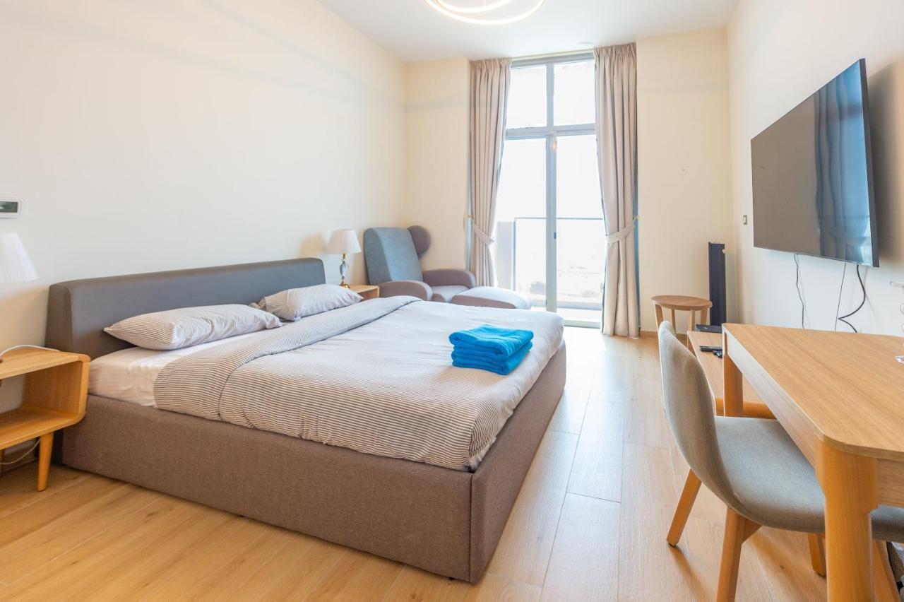 Apartamento Luxury Escapes - Cozy In Front Of Metro Stn - Access To Gym & Pool - Aura Azizi Dubai