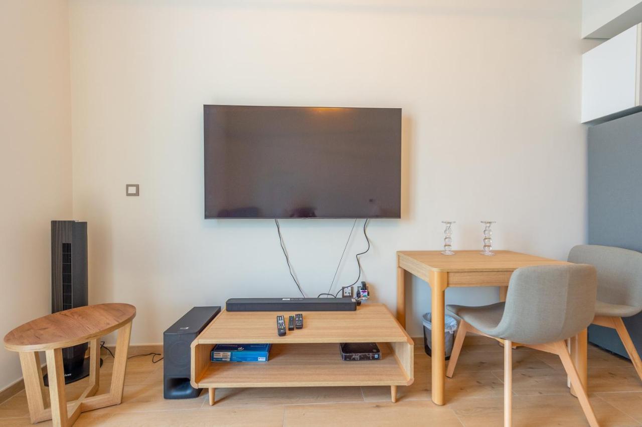 Luxury Escapes - Cozy In Front Of Metro Stn - Access To Gym & Pool - Aura Azizi Apartamento *