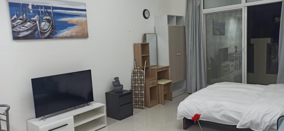 Apartment Cozy And Small Partitions For Men Guests In *