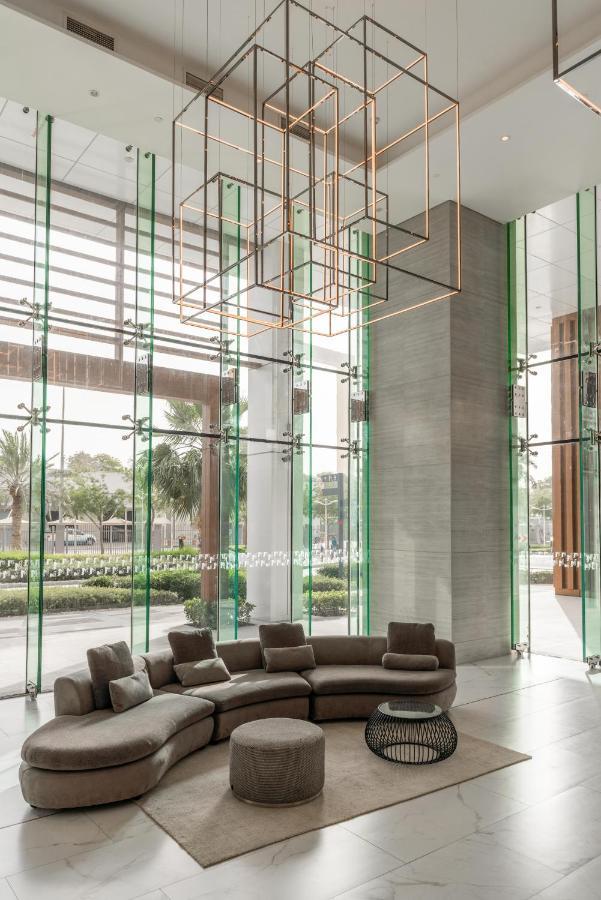 Apartment Ultimate - 3 Beds - Scenic Panoramic Views - Right At Metro Station - 5-10min To Sea, Burj Khalifa, Old Town, Downtown - 15min From Airport *