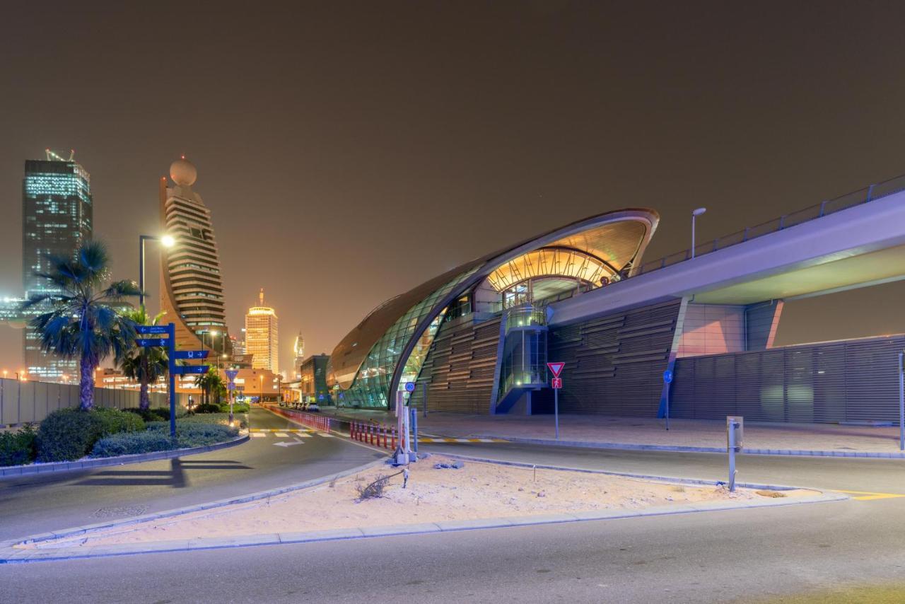 Apartment Ultimate - 3 Beds - Scenic Panoramic Views - Right At Metro Station - 5-10min To Sea, Burj Khalifa, Old Town, Downtown - 15min From Airport Dubai