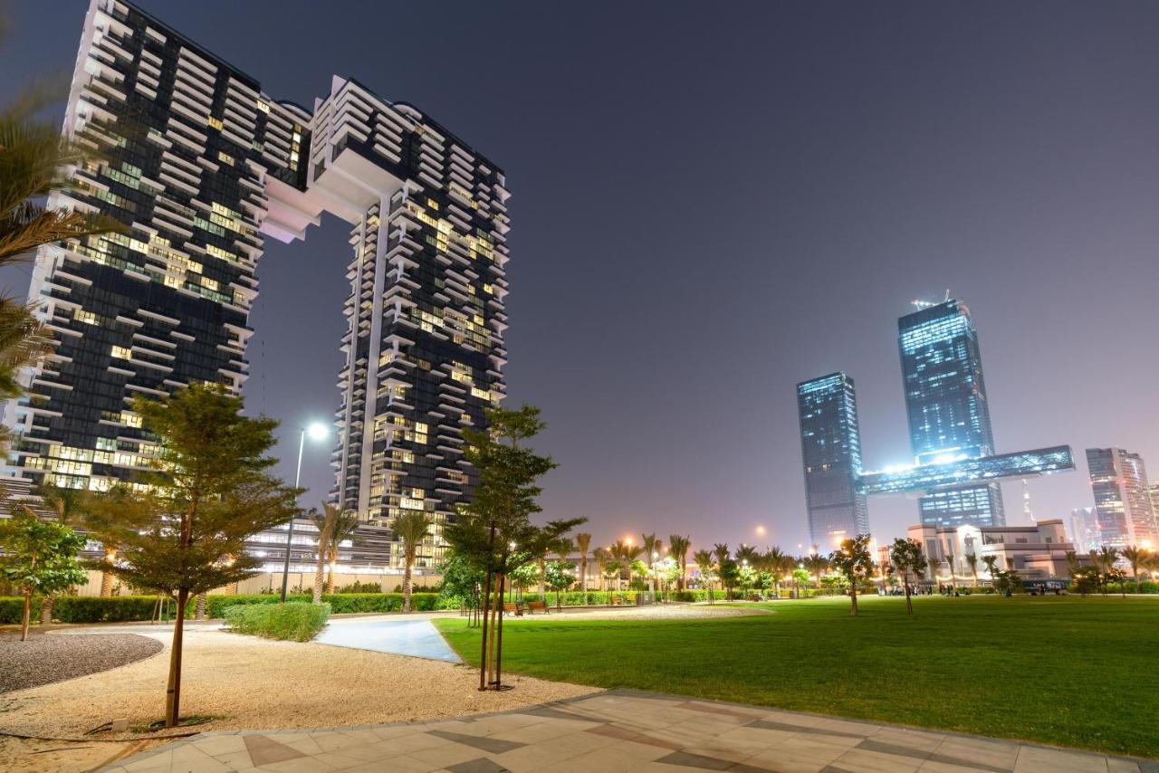 Ultimate - 3 Beds - Scenic Panoramic Views - Right At Metro Station - 5-10min To Sea, Burj Khalifa, Old Town, Downtown - 15min From Airport *
