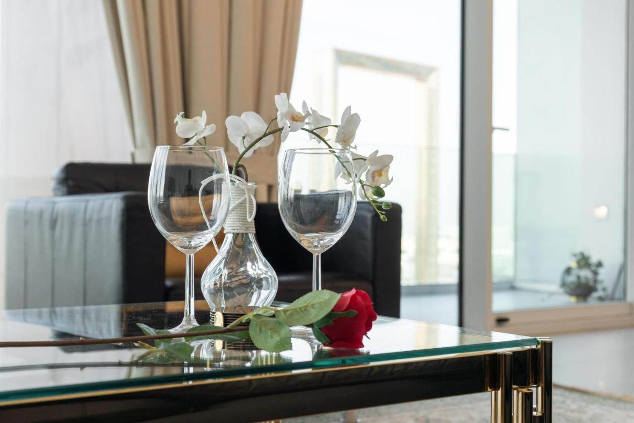 Apartment Ultimate - 3 Beds - Scenic Panoramic Views - Right At Metro Station - 5-10min To Sea, Burj Khalifa, Old Town, Downtown - 15min From Airport Dubai