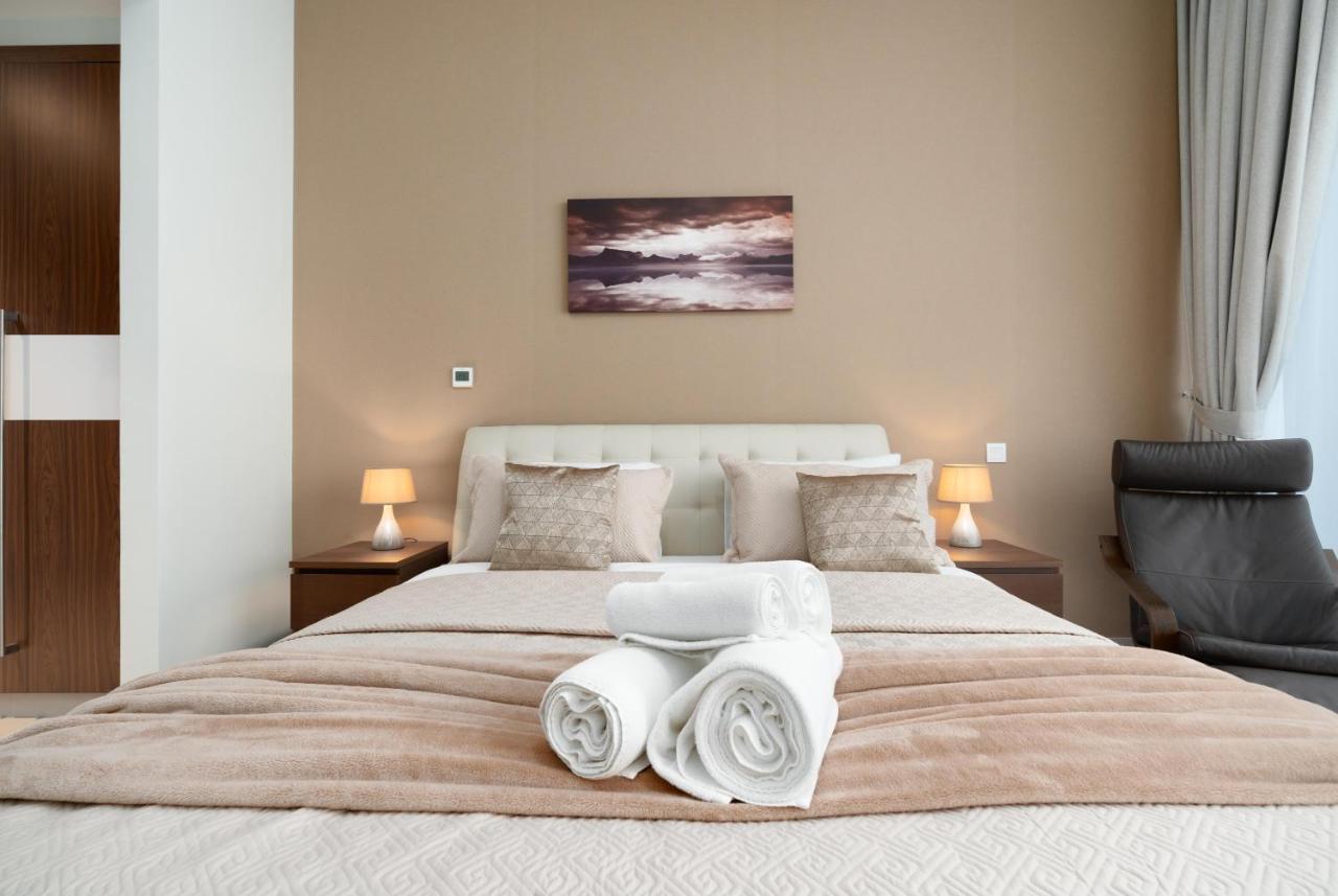 Apartment Ultimate - 3 Beds - Scenic Panoramic Views - Right At Metro Station - 5-10min To Sea, Burj Khalifa, Old Town, Downtown - 15min From Airport