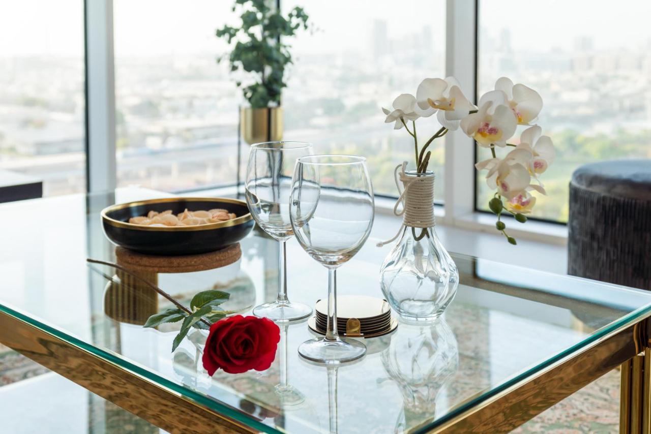 Apartment Ultimate - 3 Beds - Scenic Panoramic Views - Right At Metro Station - 5-10min To Sea, Burj Khalifa, Old Town, Downtown - 15min From Airport