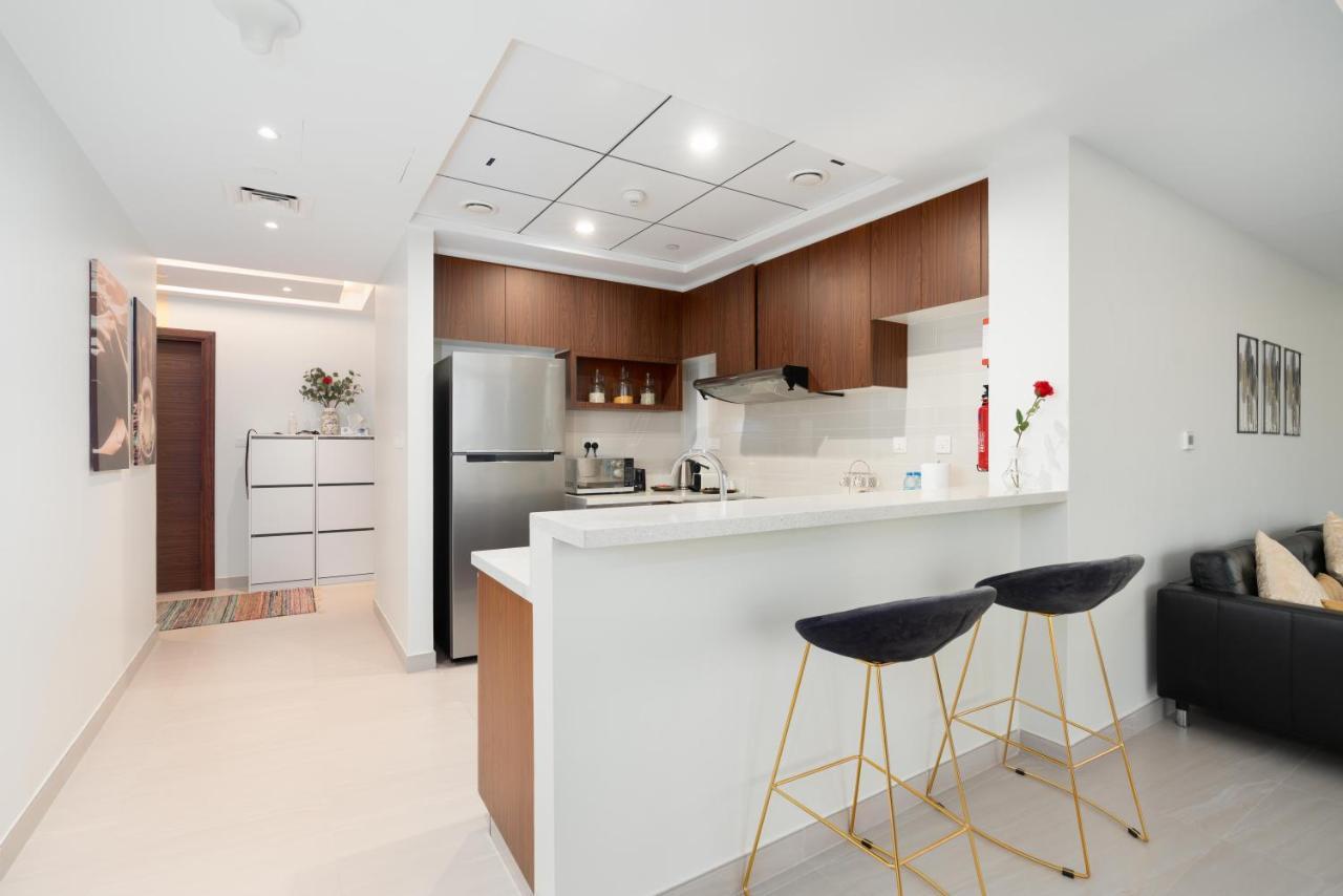 Apartment Ultimate - 3 Beds - Scenic Panoramic Views - Right At Metro Station - 5-10min To Sea, Burj Khalifa, Old Town, Downtown - 15min From Airport *