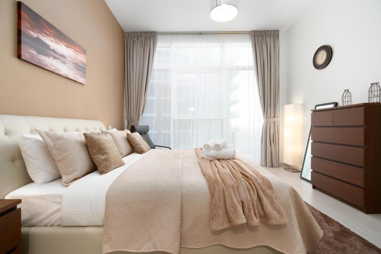 Apartment Ultimate - 3 Beds - Scenic Panoramic Views - Right At Metro Station - 5-10min To Sea, Burj Khalifa, Old Town, Downtown - 15min From Airport