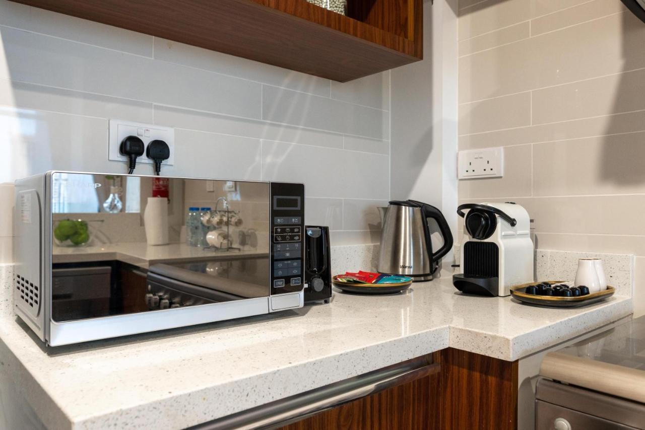 Apartment Ultimate - 3 Beds - Scenic Panoramic Views - Right At Metro Station - 5-10min To Sea, Burj Khalifa, Old Town, Downtown - 15min From Airport Dubai