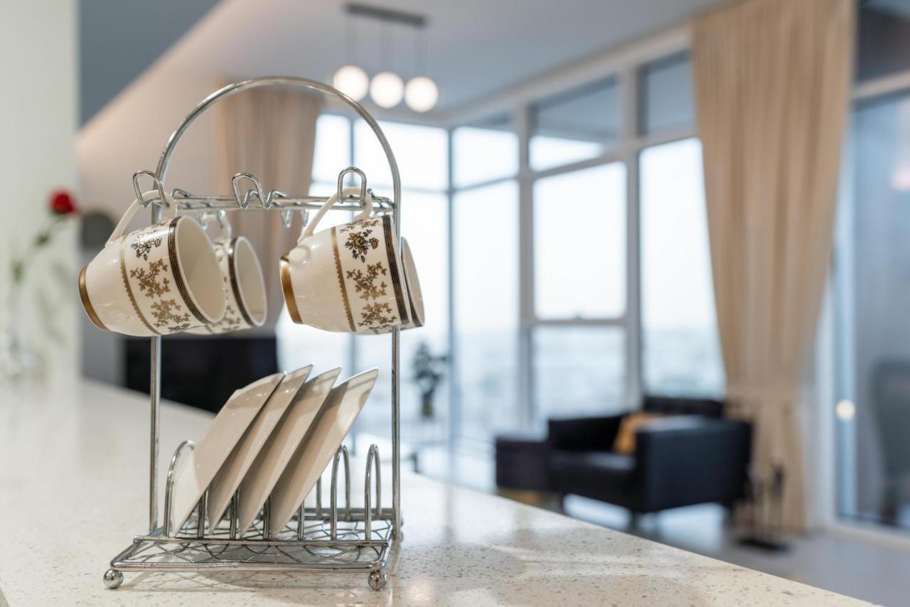 Ultimate - 3 Beds - Scenic Panoramic Views - Right At Metro Station - 5-10min To Sea, Burj Khalifa, Old Town, Downtown - 15min From Airport Apartment *
