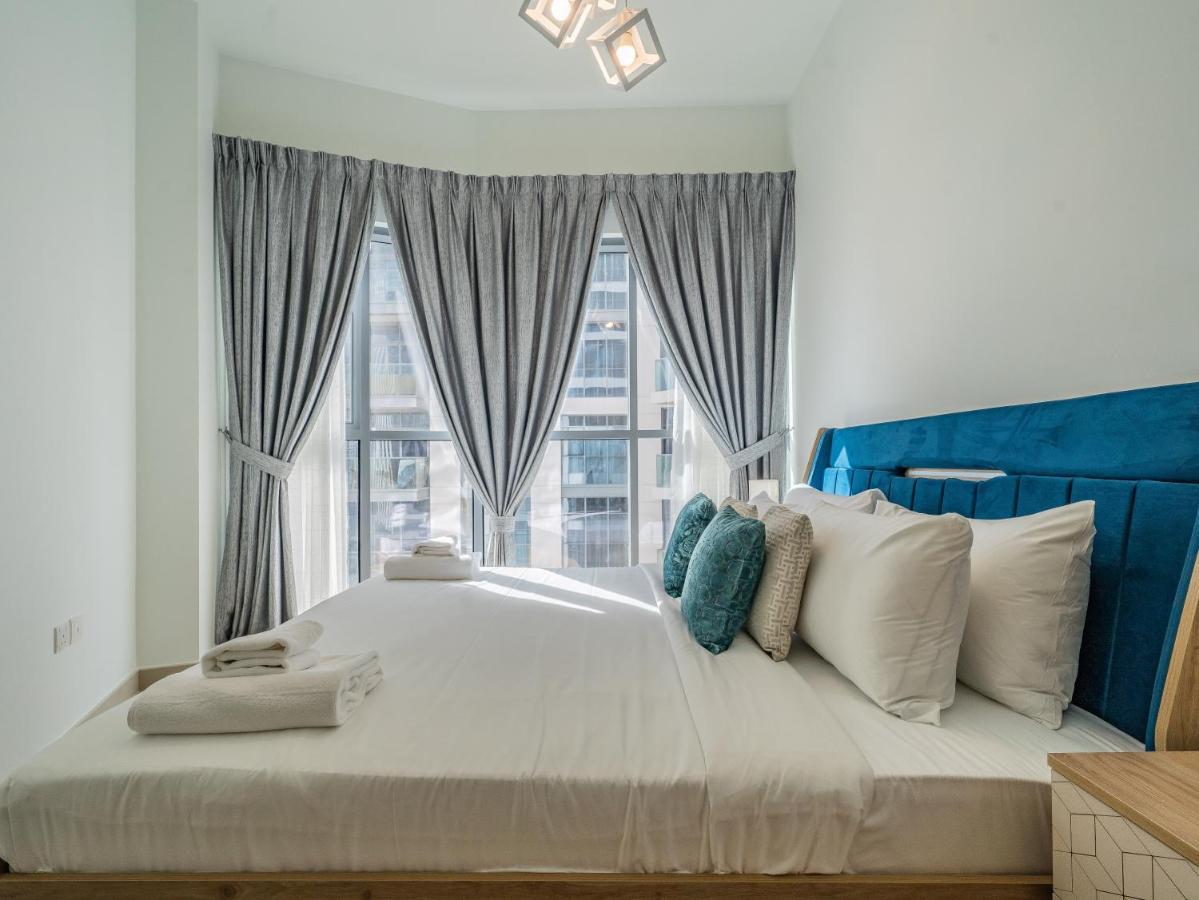 Glamorous Facing Burj Khalifa Apartment Dubai
