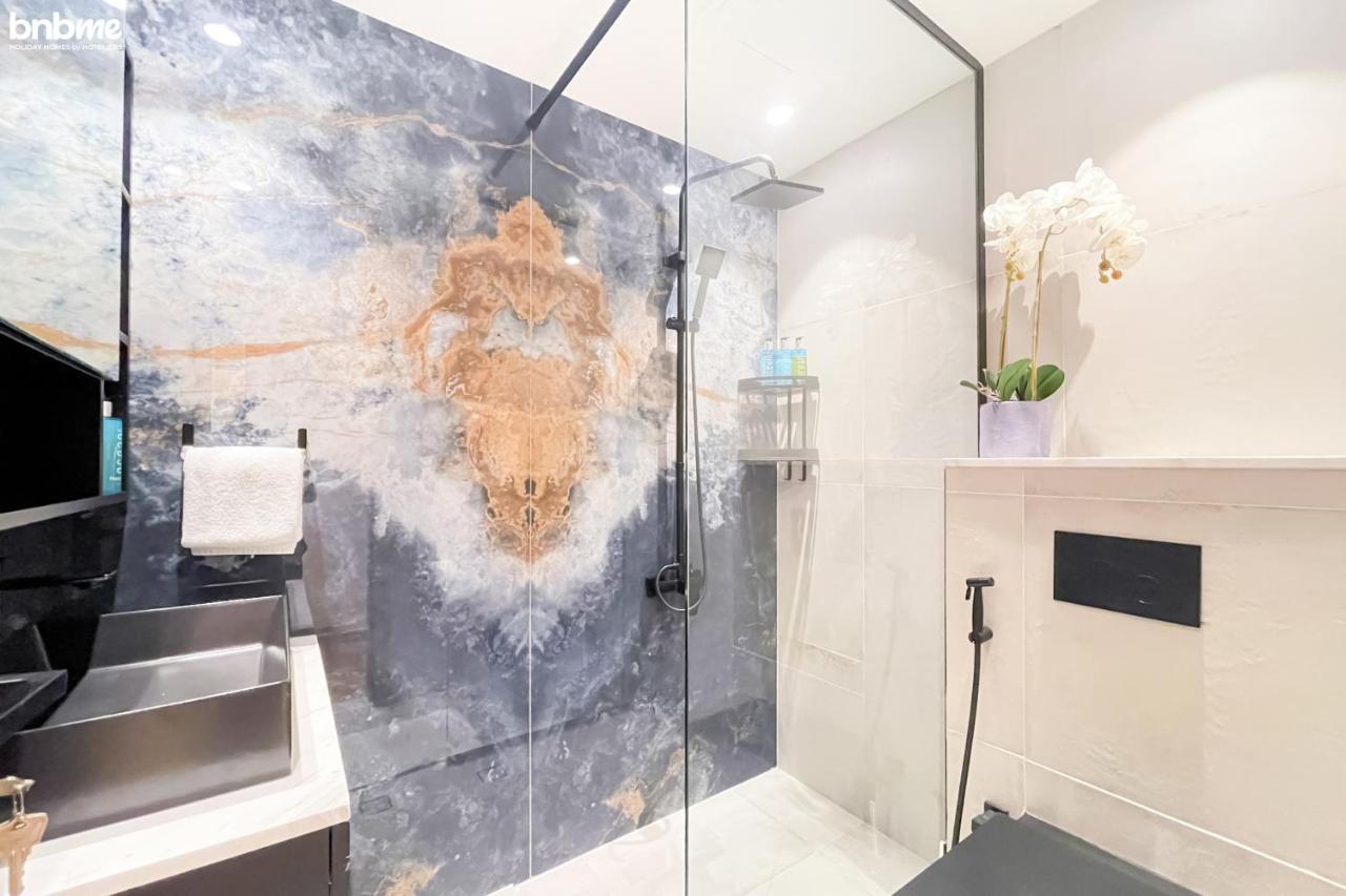 Dubai Marina 2Br Apt - Pool, Gym & Balcony Daire *
