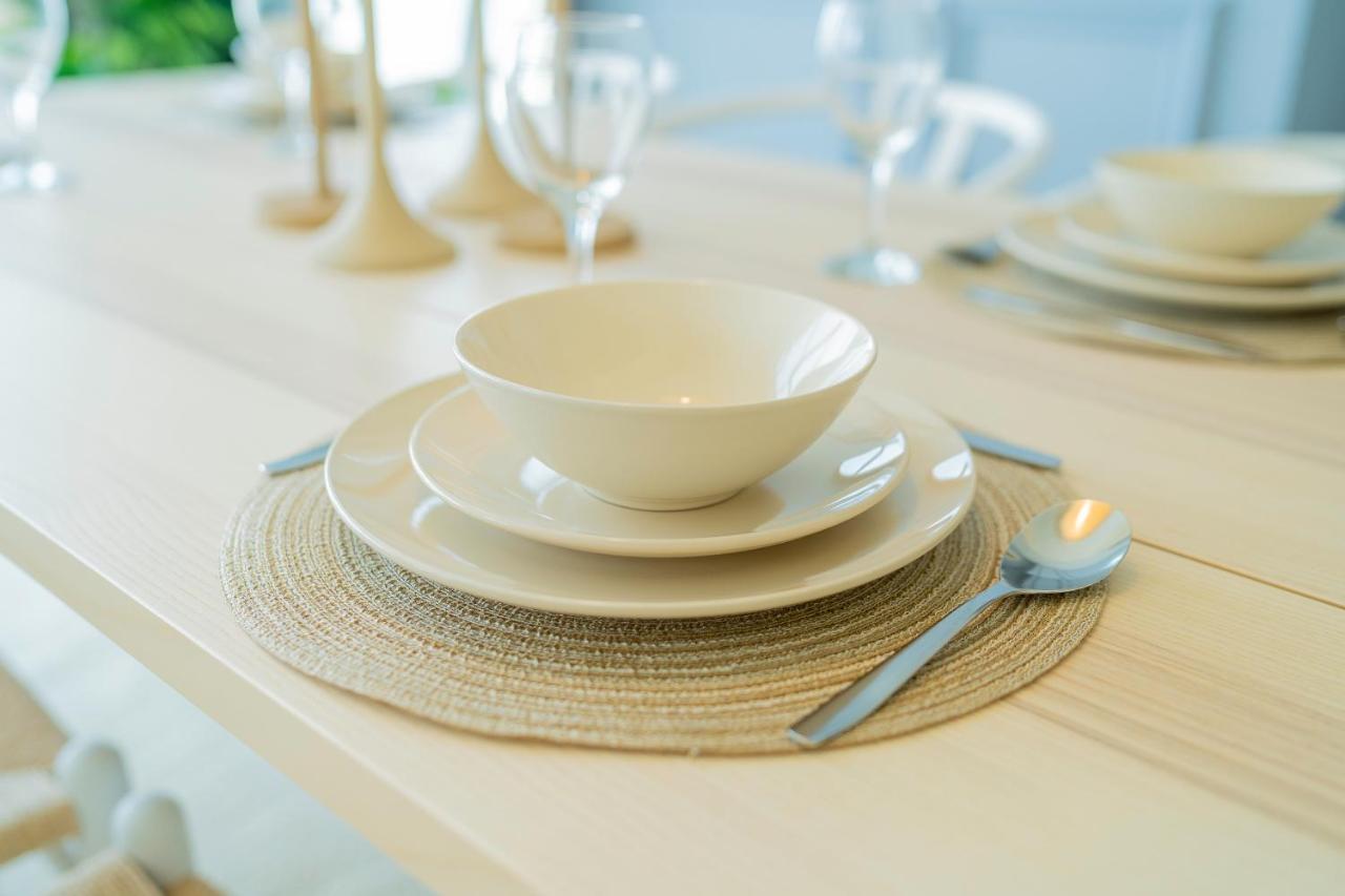 Monty Holiday - Charming With Canal View Near Mall Apartment *