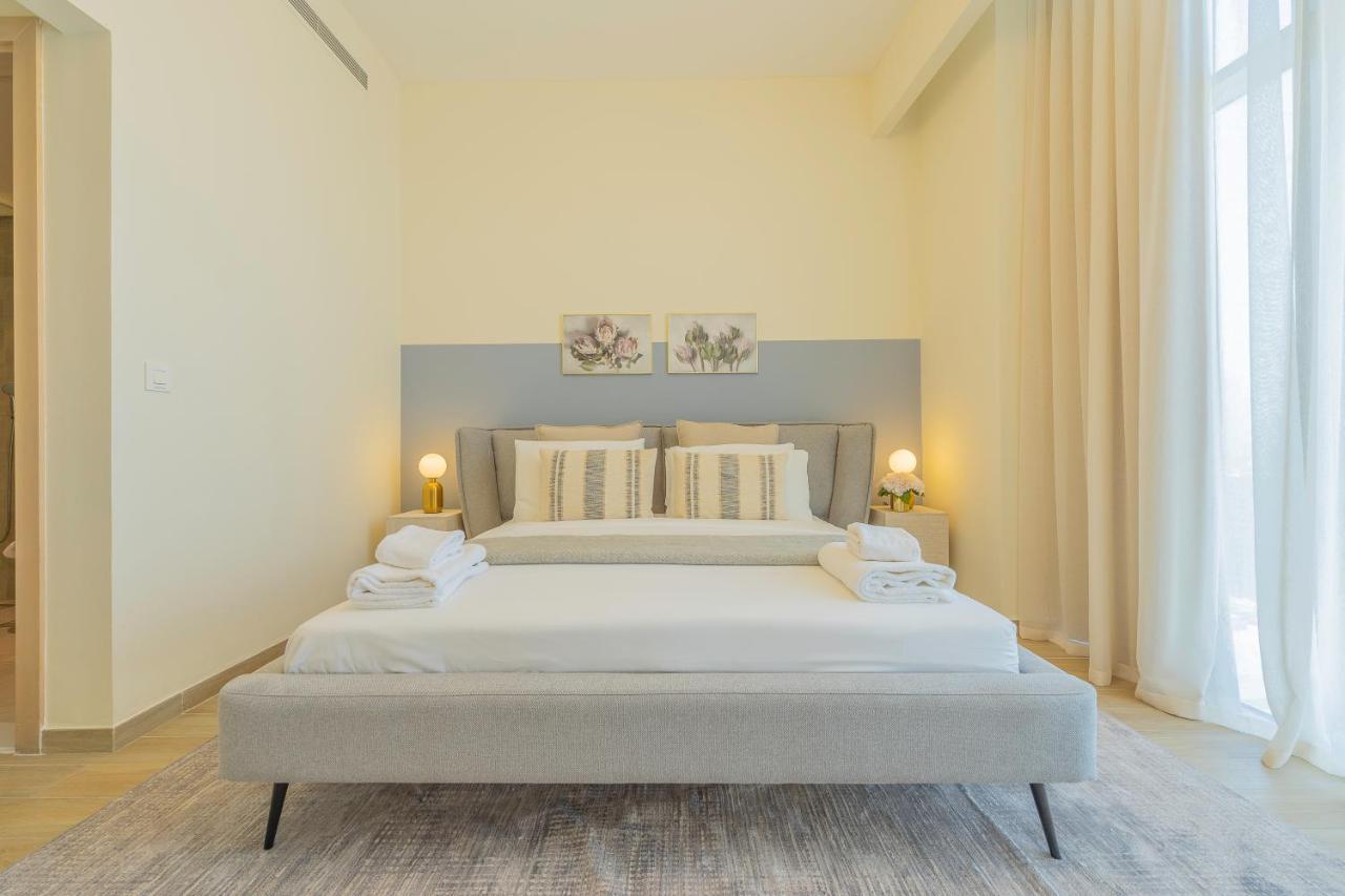 Monty Holiday - Charming With Canal View Near Mall Apartment *