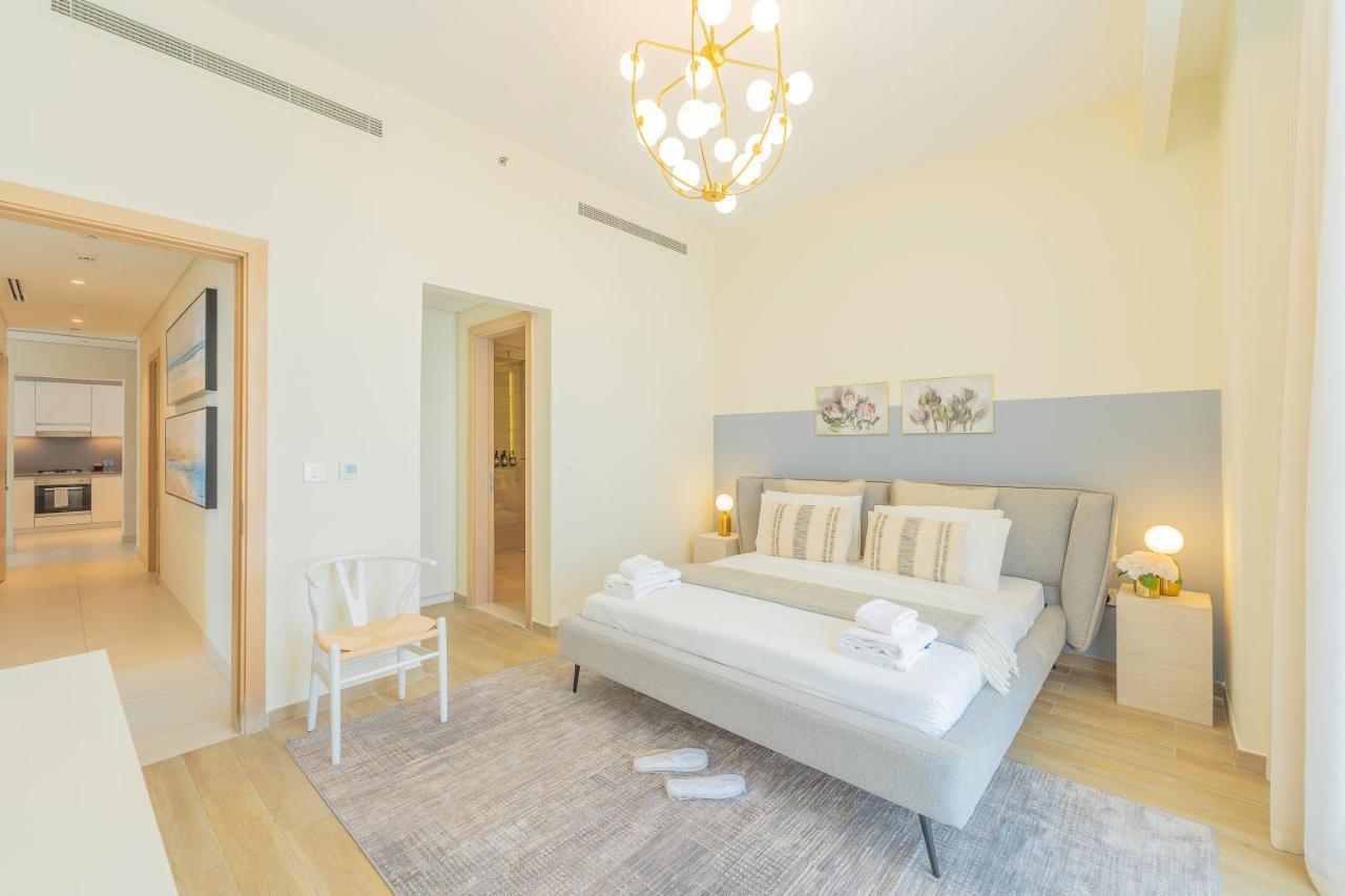 Monty Holiday - Charming With Canal View Near Mall Apartment *