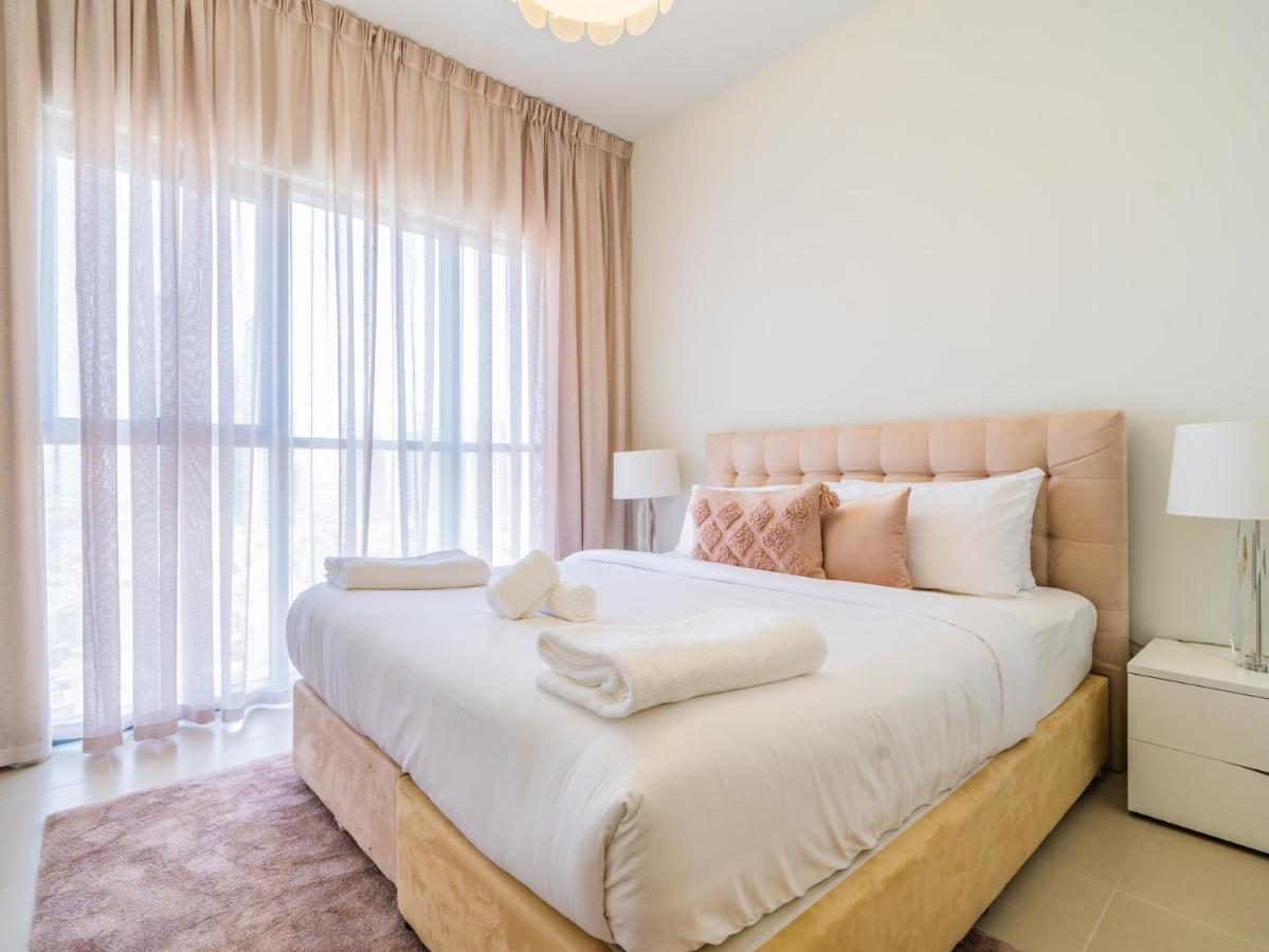 Monty Holiday - Incredible Burj Khalifa View From This Vibrant Apt